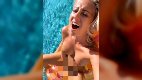 Feuchte Fingerspielchen auf der Luftmatratze bis zum Höhepunkt! 2