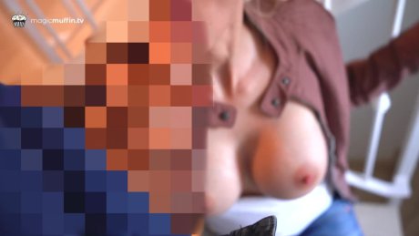 Ich blase deinen Schwanz heimlich im Treppenhaus bis du auf meine Titten spritzt