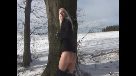 Outdoor-Fick!! Heiße Muschi AO im Schnee geknallt! 2