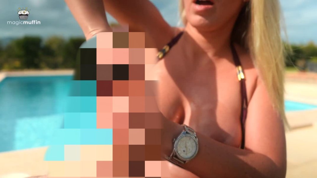 Sexy bikini girl shows you her incredible handjob skills at the pool