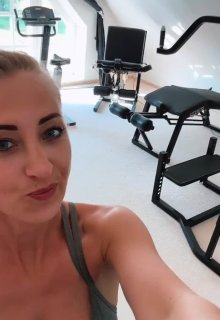 Pssst! Hotel guest training in the gym & I finger myself to orgasm
