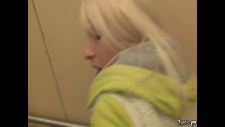 Spontaner Fremdfick im Fahrstuhl! Was hälst du von dem Geschenk :-p 5