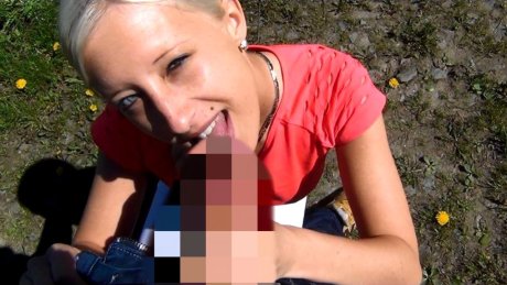 Schwanzgeiles Teen! Riskanter Outdoor-Blowjob!