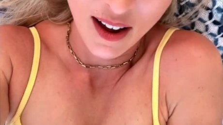 Völlig notgeil! Heimlich im Stadtpark zum Orgasmus gefingert