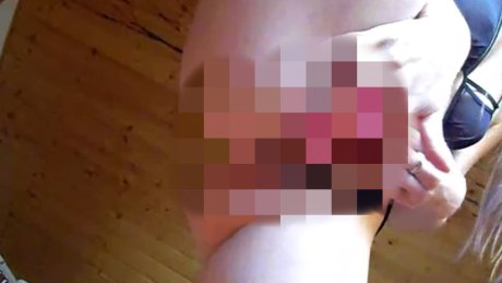 Sieh dir meine süße Teenypussy an! Frische 18 Jahre alt