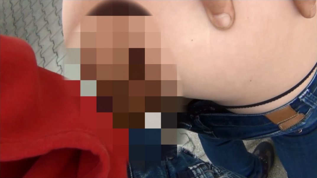 Quicky auf der Straße! Kumpel bohrt sich in meine enge Muschi 3