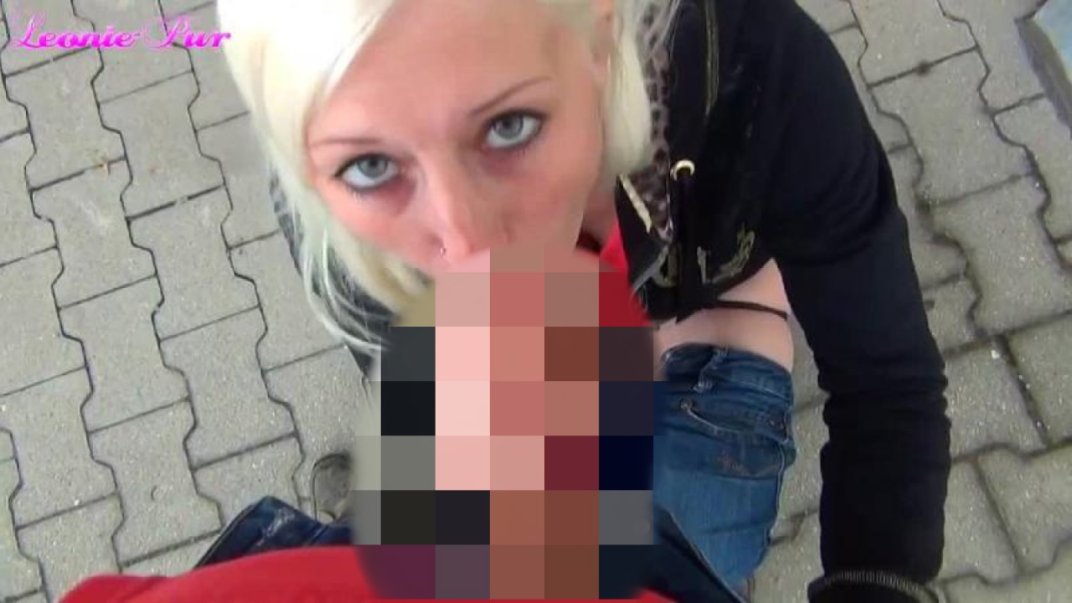 Quicky auf der Straße! Kumpel bohrt sich in meine enge Muschi 4