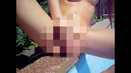 Versaute Spielchen am Pool mit der Trinkflasche :-p 3