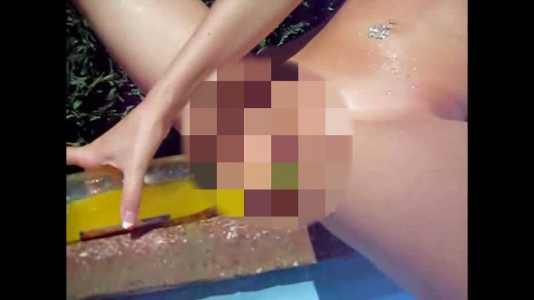 Kinky games at the pool with the drinking bottle :-p 4