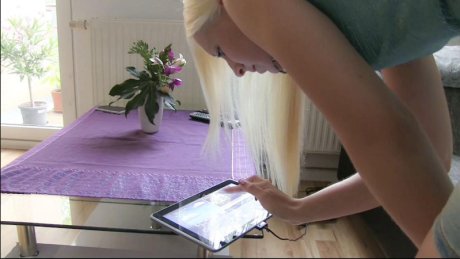 Notgeiler Schulfreund! Einfach unters Röckchen gefasst! 2