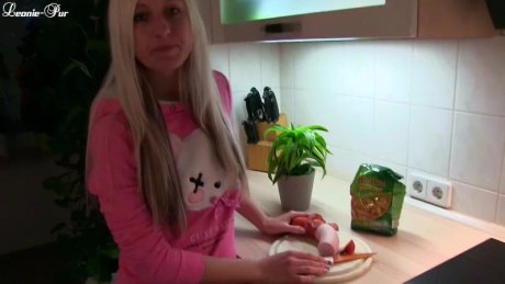 Beine breit! Von Mums Kumpel ins Fötzchen gefickt! 2