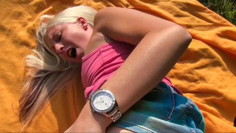 Upskirt! Creampie-Fick im Freien 5
