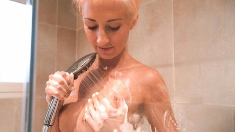 Ein Fick unter der Dusche? Nur wir zwei ganz nass!! 2